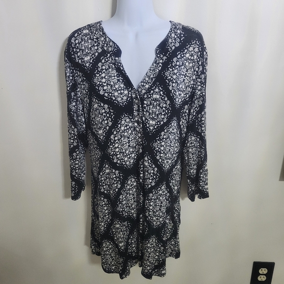 Maurices Black and White Floral Women's Tunic Top Size XL - Picture 1 of 7